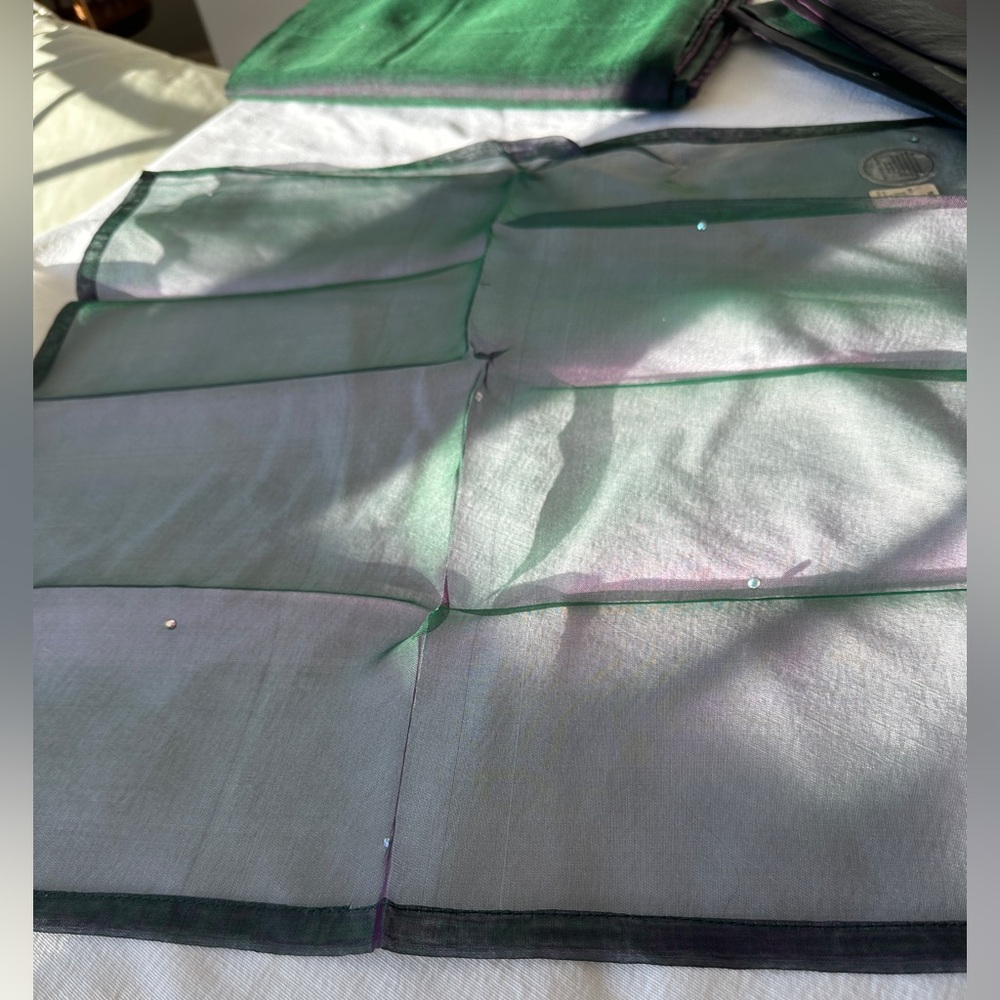 PB 100% Silk Tablecloth 70"x108" & 14 Napkins - Picture 11 of 14